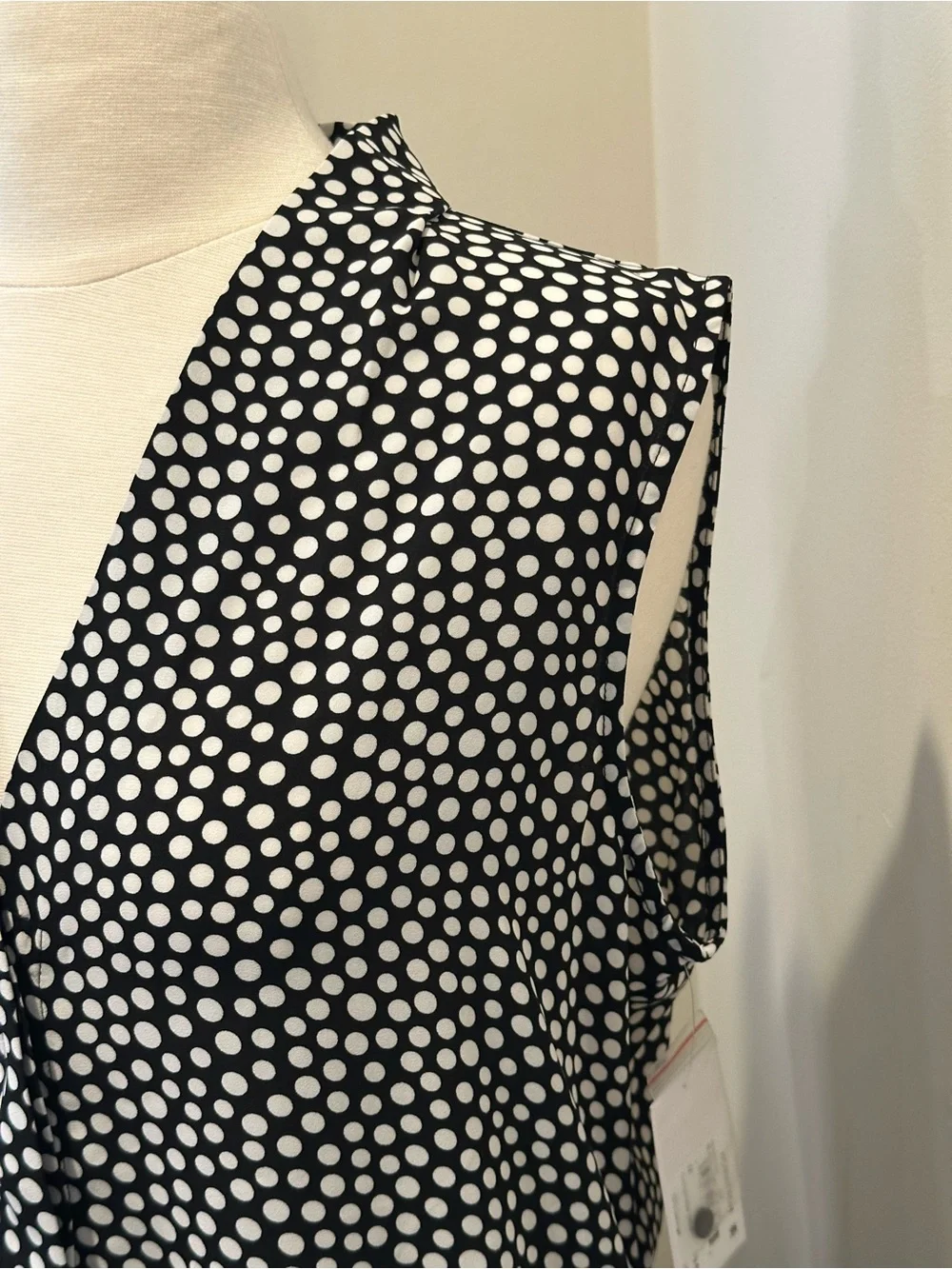Nordstrom Rack NWT Black White Polka Dot Sleeveless Blouse Size M - Picture 4 of 7